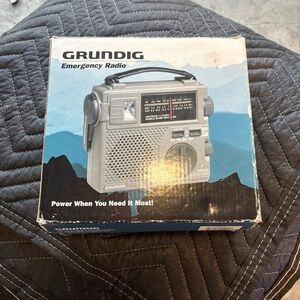 Emergency Radio - Silver Portable AM/FM/SW